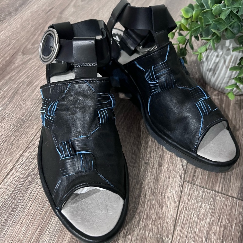 Fly London Size 39 Black Open Toe Caji Wedge Strappy Sandal